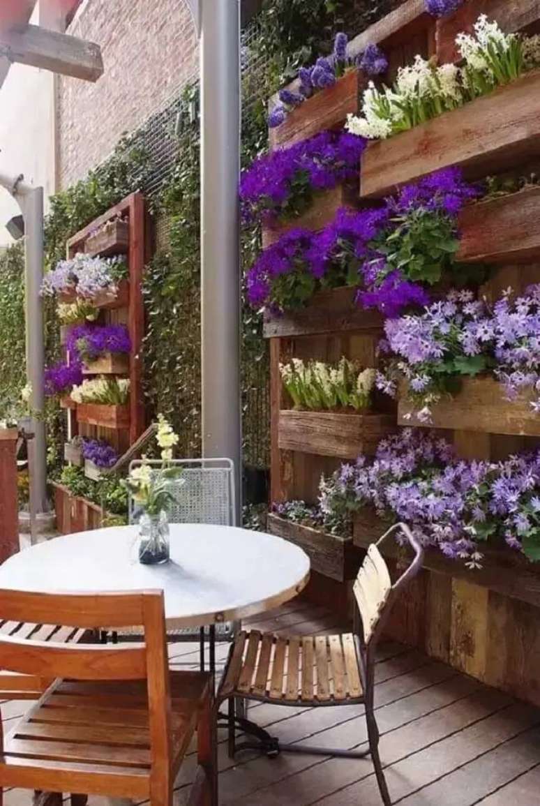 40. O jardim vertical artificial externo florido também é uma opção para compor o projeto. Fonte: Rosie Napier
