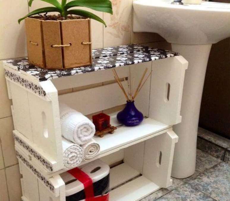 12. Banheiro com decoração com caixotes de madeira brancos de estampa florida. Foto de Sidi Me