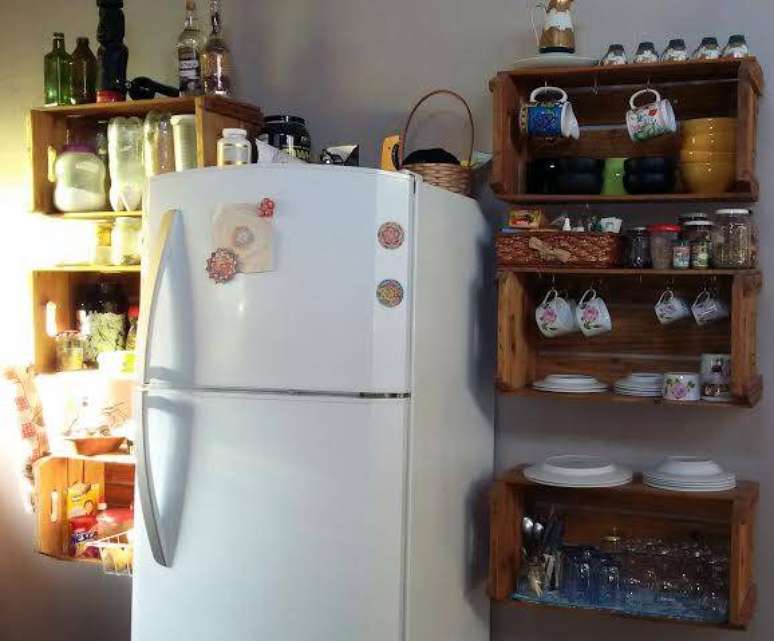 63. A decora&ccedil;&atilde;o com caixotes de madeira pode deixar sua cozinha mais organizada e bonita. Foto de Build Your