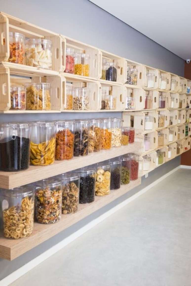 32. Decora&ccedil;&atilde;o com caixotes de madeira e prateleiras em emp&oacute;rio de gr&atilde;os. Projeto de Helena Rodrigues Cavalcanti