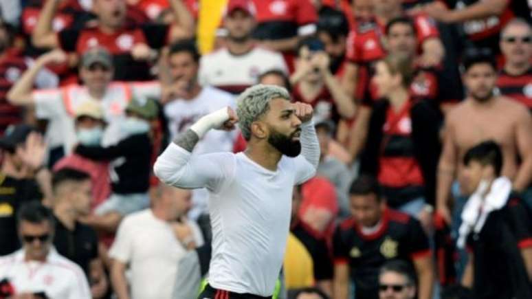 Gabigol comemora com os muques (Foto: Juan Mabromata / AFP)