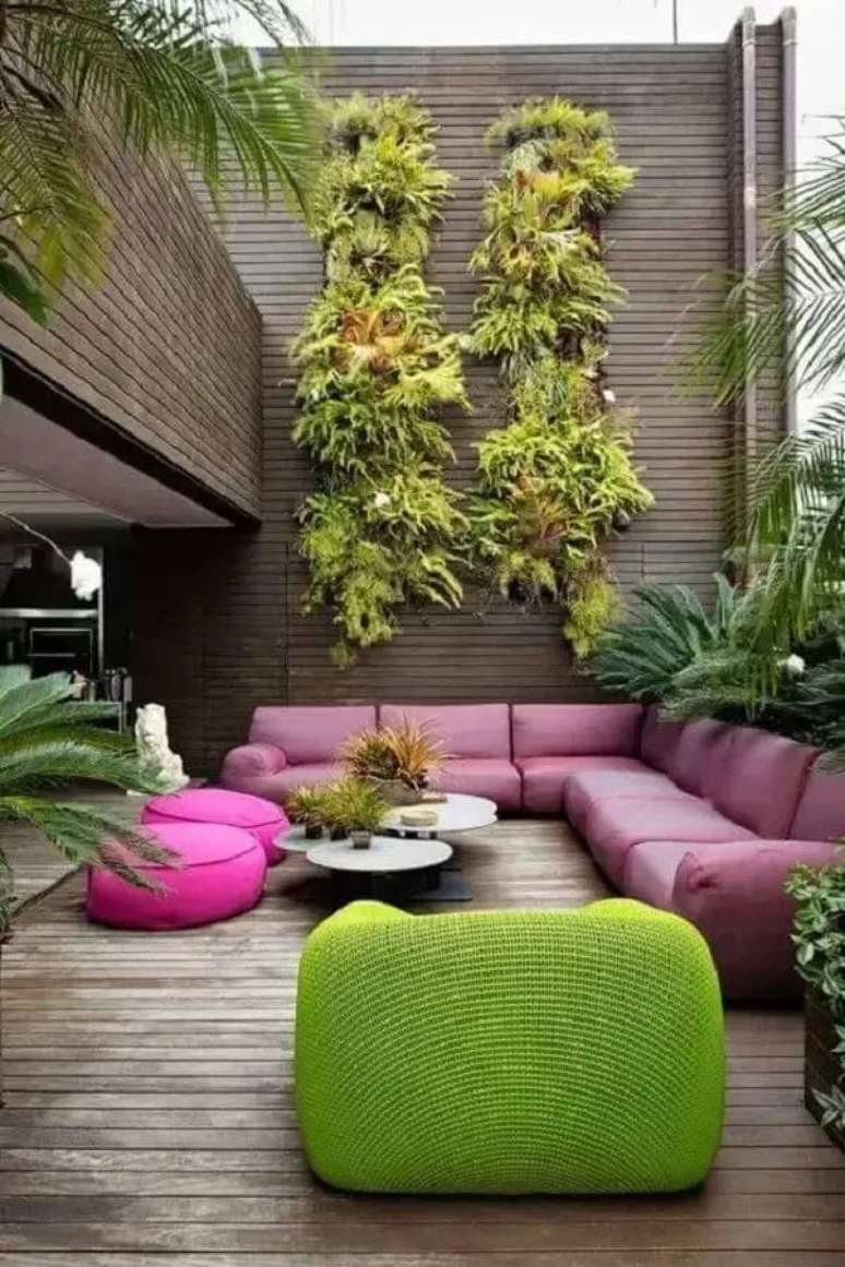 2. Mobiliário colorido e jardim vertical externo. Fonte: Doedu