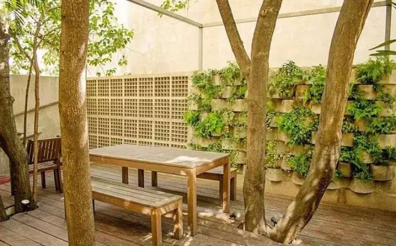 37. Mobiliário de madeira e jardim vertical externo. Fonte: Studio Clariça Lima