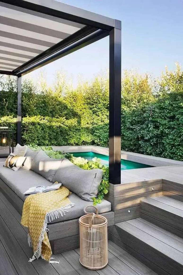 48. Piscinas modernas com espaço para sofá no pergolado e jardim vertical externo. Fonte: Architizer