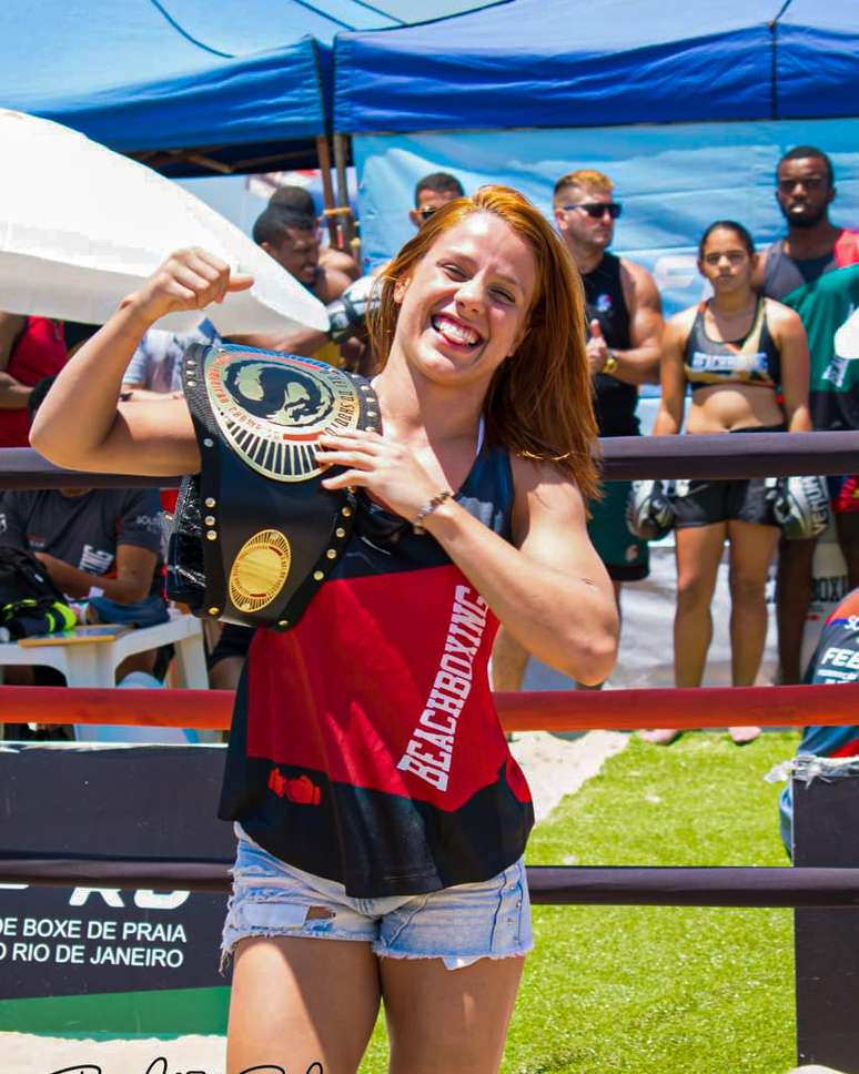 Com 24 anos, Julia levantou seu primeiro cinturão em competição no Rio de Janeiro