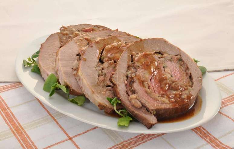 Lagarto recheado com feij&atilde;o-tropeiro &ndash; Foto: Guia da Cozinha