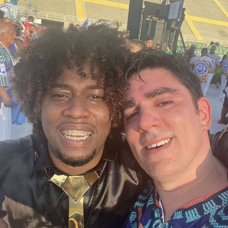 Marcelo Adnet publicou foto emocionado ao lado de Mestre Laion após desfile na Sapucaí.