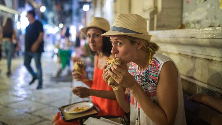 O hábito de comer grandes refeições tarde da noite pode interferir nos níveis de glicose no sangue