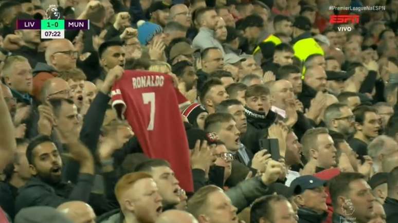 Torcida do Liverpool homenageou Cristiano Ronaldo no Anfield (Foto: Reprodução)