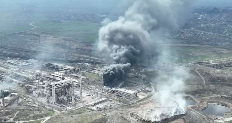 Vista aérea de ataque na usina de Mariupol 