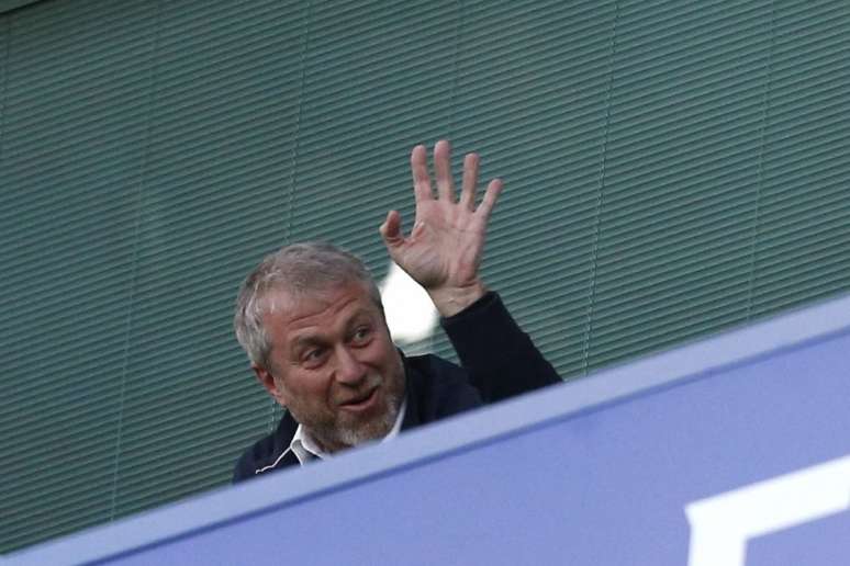 Roman Abramovich está vendendo o Chelsea (Foto: IAN KINGTON / AFP)