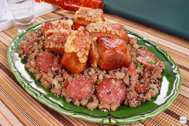 Pernil &agrave; pururuca na cacha&ccedil;a com feij&atilde;o-tropeiro &ndash; Foto: Guia da Cozinha