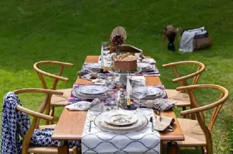1. Montar a mesa de páscoa com pratos e utensílios em cores harmônicas é puro charme. Fonte: Westwing