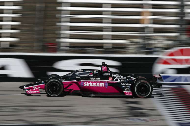 Castroneves bateu após perder o controle do carro no IMS 