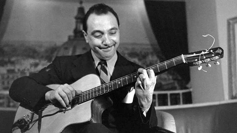 O incrível Django Reinhardt tocando uma de suas composições marcantes (Foto/Reprodução/Internet)