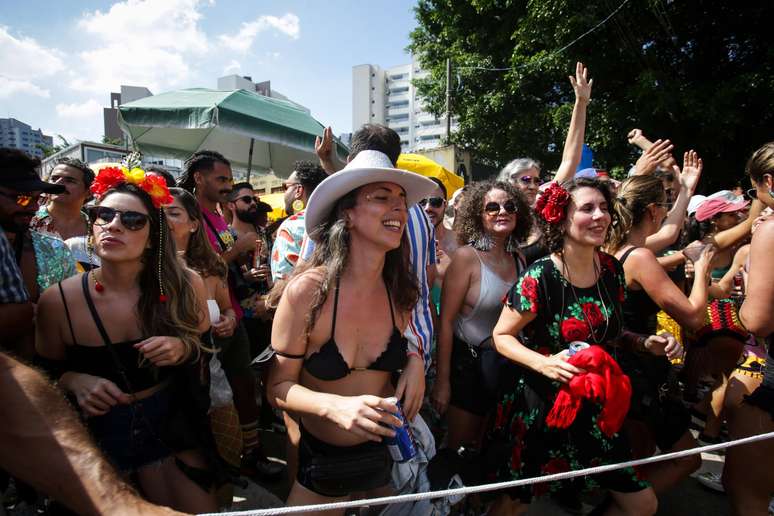 Foliões se divertem com o desfile do bloco Saia de Chita, no bairro da Pompeia, na zona oeste de São Paulo