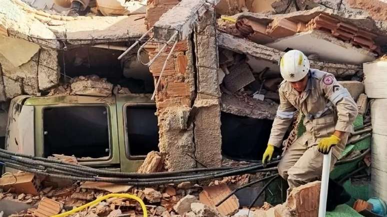 Bombeiros trabalham em resgate em Vila Velha