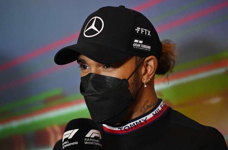 Lewis Hamilton explicou sua história com o futebol na infância para justificar interesse nos Blues 