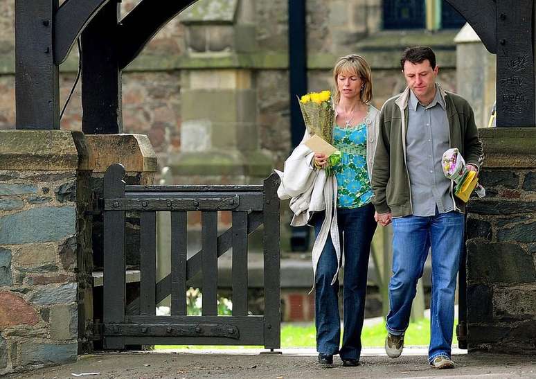 Kate e Gerry McCann deixam a igreja após um culto para marcar o primeiro aniversário do desaparecimento de sua filha