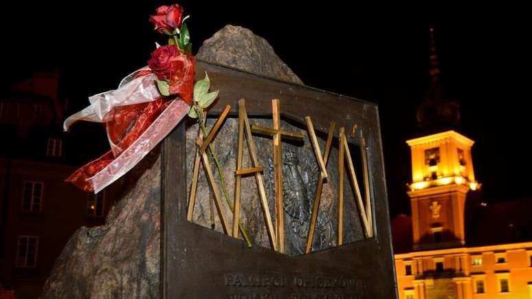 Monumento em mem&oacute;ria aos cerca de 22 mil soldados poloneses mortos pelos russos no que ficou conhecido como Massacre de Katyn. R&uacute;ssia negou por mais de cinco d&eacute;cadas responsabilidade sobre as mortes