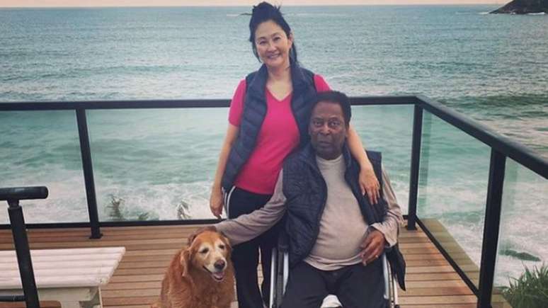 Pelé ao lado da esposa e da cachorra (Foto: Divulgação/Instagram)