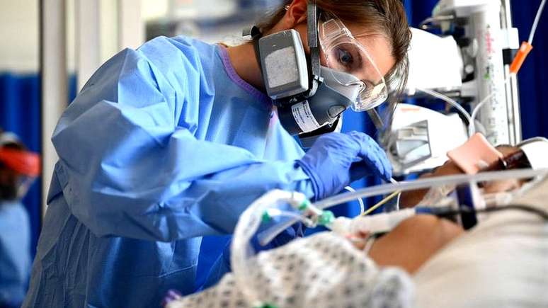 Médicos do Reino Unido que trataram paciente em hospital de Londres dizem que infecções persistentes ainda são raras