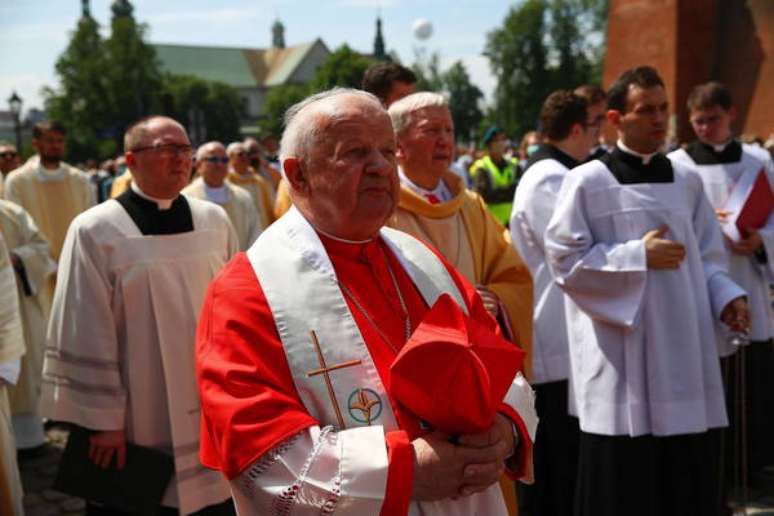 Cardeal Dziwisz havia sido acusado de acobertar abusos