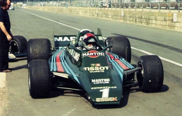 Mario Andretti testando o ousado Lotus 80, que não deu certo