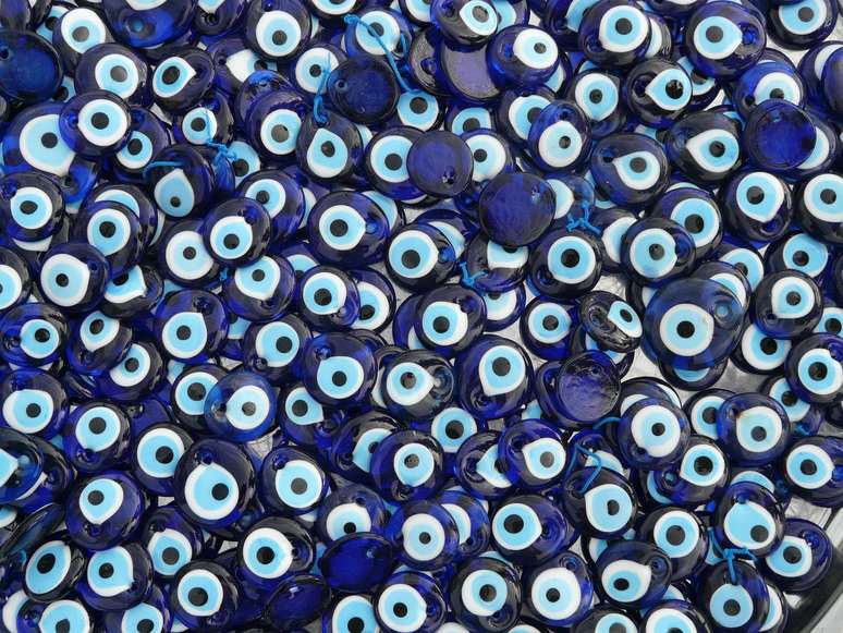 Olho grego é considerado um amuleto contra o azar