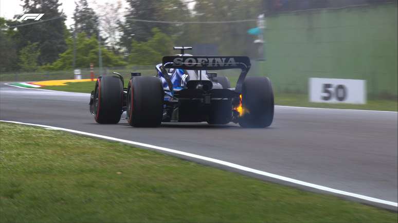 O Williams de Alex Albon pegou fogo ainda no Q1