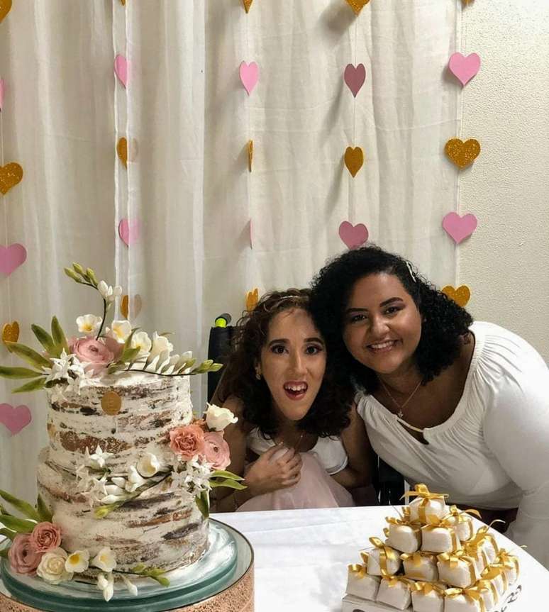 Vanessa e Tháfiny na festa de casamento do casal em 2019