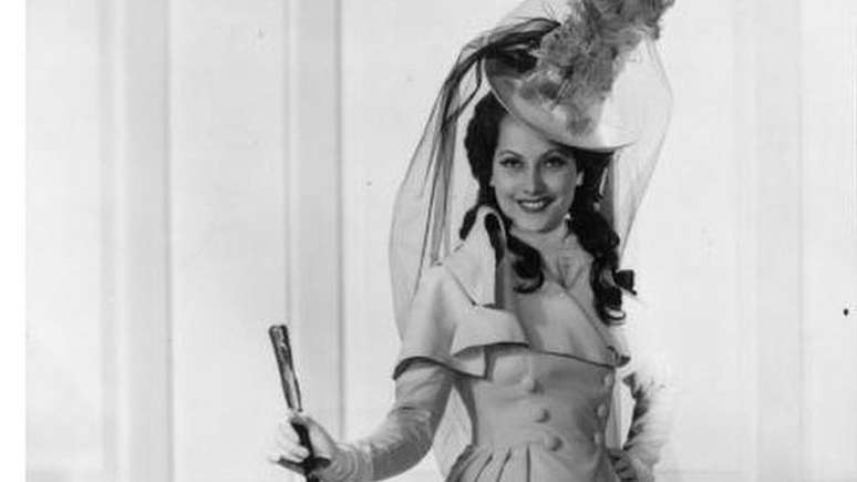 Merle Oberon interpretando Lady Marguerite Blakeney no filme "Pimpinela Escarlate"