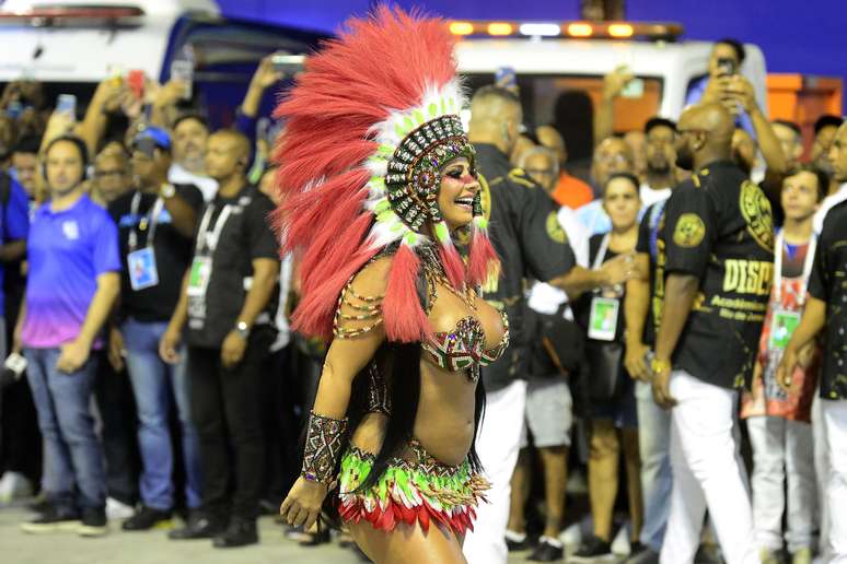 Viviane Araújo brilhou como rainha de bateria do Salgueiro