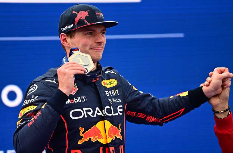 Max Verstappen celebra vitória na corrida sprint da F1 do GP da Emília-Romanha 