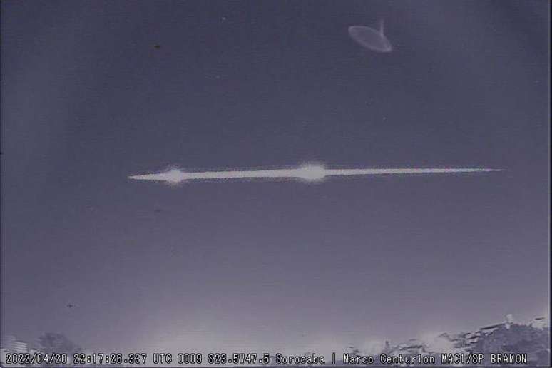 O rastro de luz da dupla explosão do meteoro durou seis segundos e pode ser visto em Sorocaba, SP