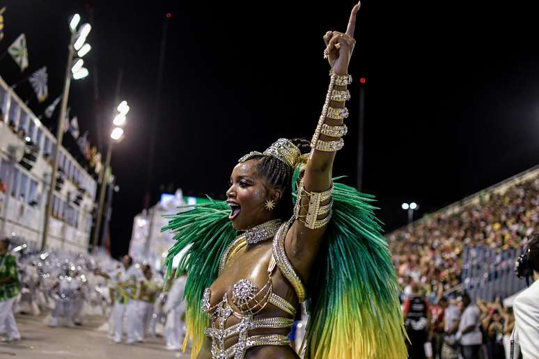 Iza brilhou no comando da bateria da Imperatriz