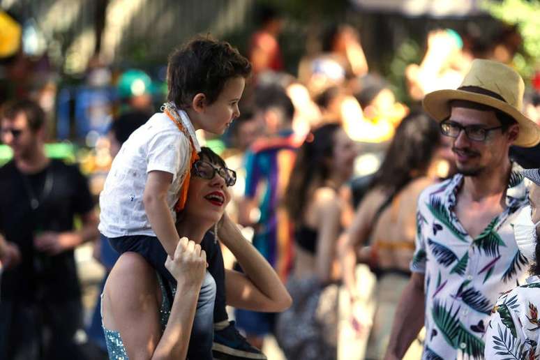 Mariana Conti com o filho Sebastião no Bloco do Água Preta, no bairro da Pompeia, em São Paulo