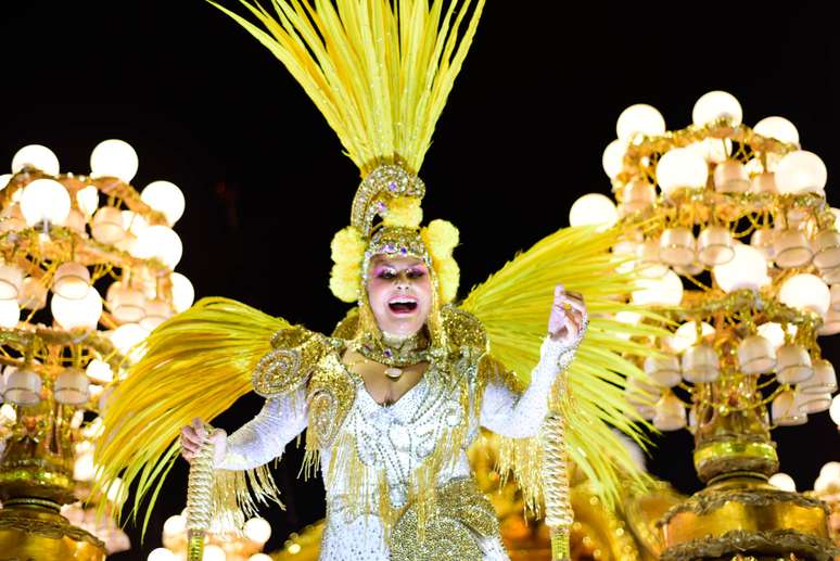 Fafá de Belém brilhou no carro abre-alas da Imperatriz 