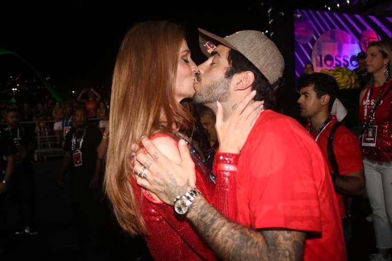 Pedro Scooby trocou beijos com a mulher em camarote no Rio