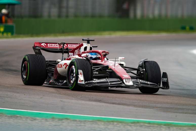 Bottas chegou a pressionar George Russell pela quarta posição em Ímola 