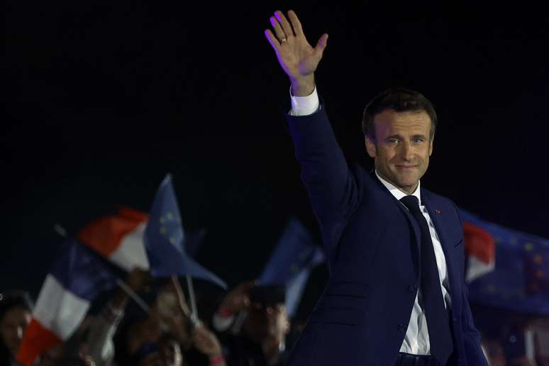 O presidente franc&ecirc;s Emmanuel Macron acena ao chegar para fazer um discurso ap&oacute;s ser reeleito como presidente