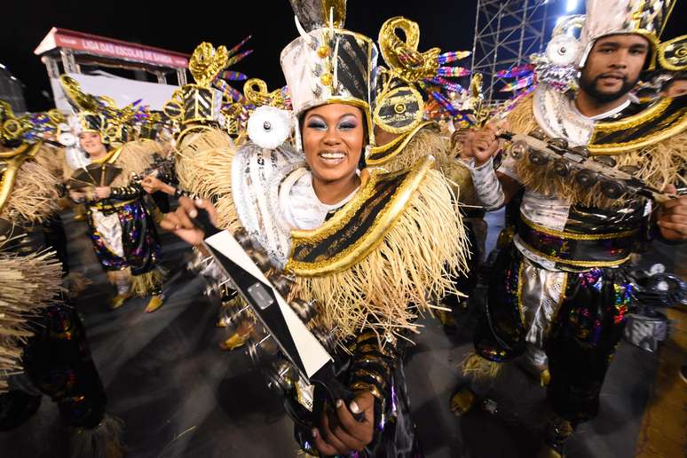Escola Vai-Vai abre o último dia de desfiles do Carnaval de São Paulo, no Sambódromo do Anhembi