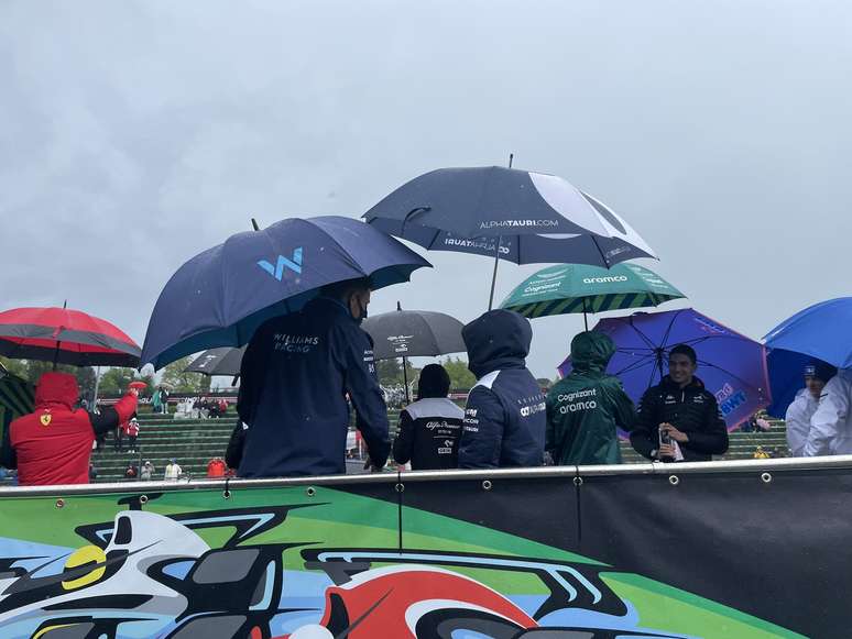 A chuva durante o desfile dos pilotos em Ímola 