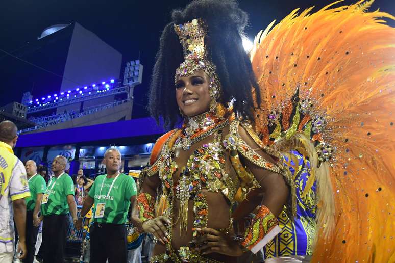 Mayara Lima é a princesa de bateria do Paraíso do Tuiuti 