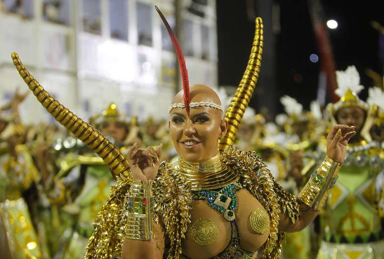 Giovana Angélica, rainha da Mocidade, raspou a cabeça 