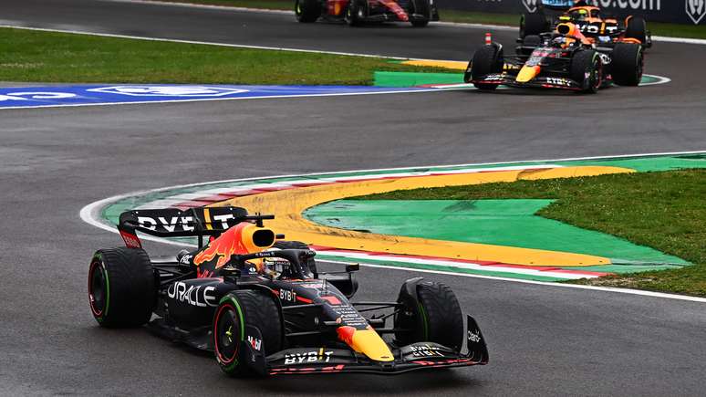 Verstappen puxa a fila no começo da corrida