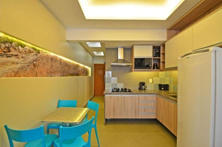 43. Arm&aacute;rio de cozinha grande planejado &ndash; Foto Paueia Henning Coimbra