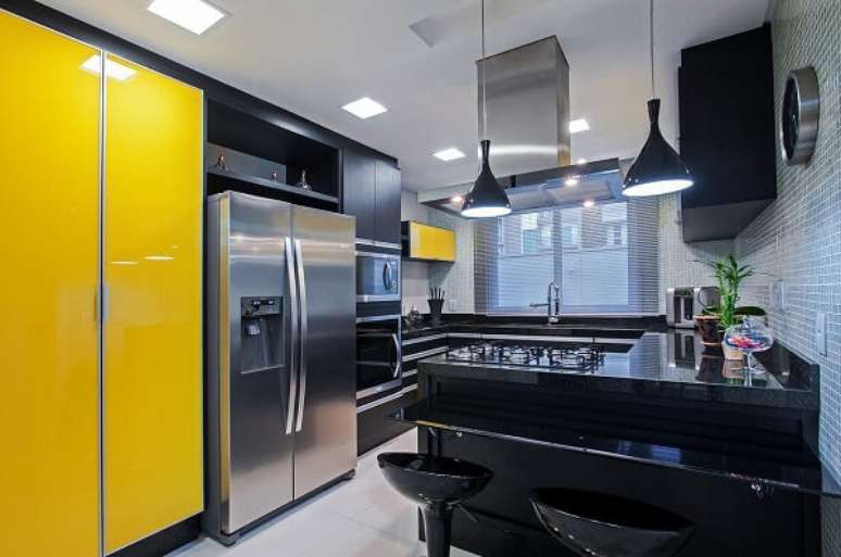 48. O armário de cozinha grande amarelo e preto é moderno – Foto Patricia Azoni