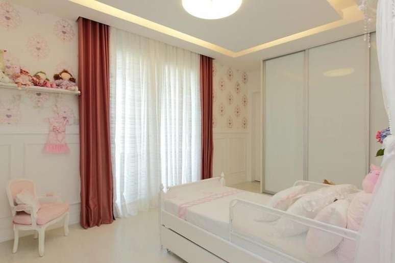 41. Guarda roupa com porta de vidro branca para quarto de bebe – Foto Rodrigo Fonseca