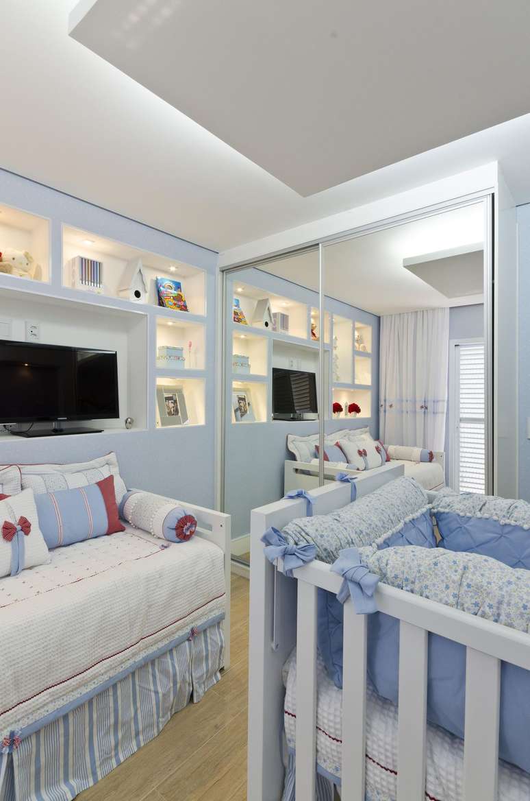 17. Guarda roupa com porta de vidro espelhado para quarto de bebê – Foto Belissa Coral